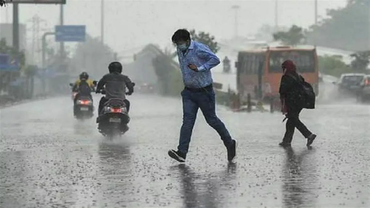 फतेहपुर में सुबह से छाए बादल, बारिश की संभावना से मौसम हुआ खुशनुमा (फोटो: Dainik Diary)