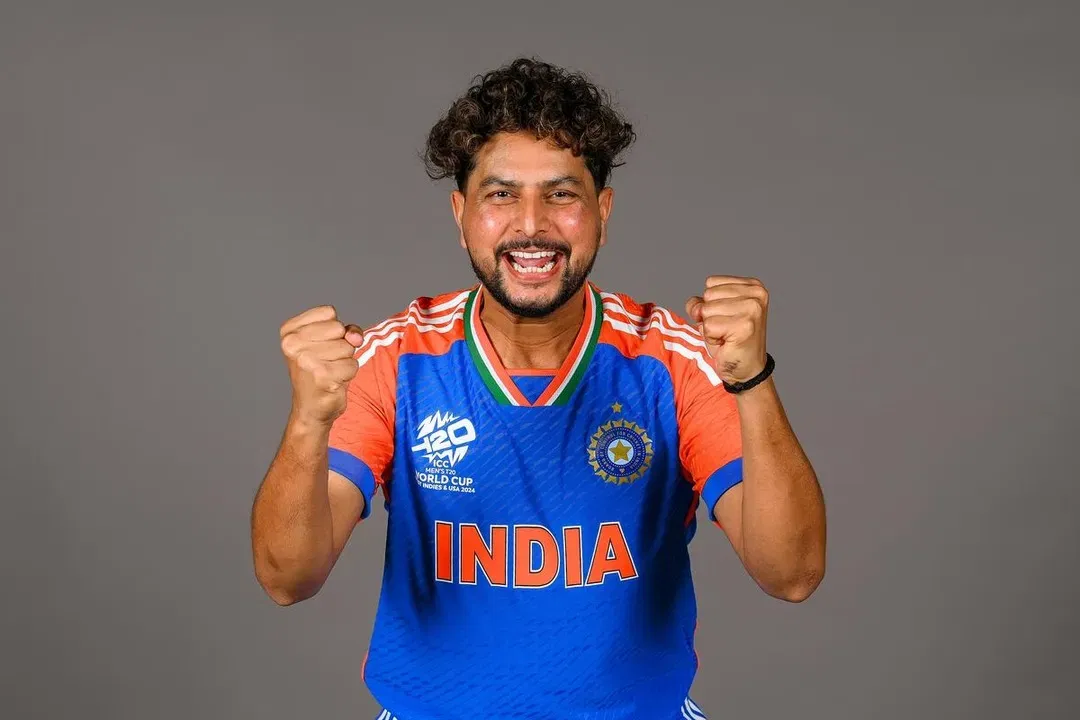 “Chinaman गेंदबाज Kuldeep Yadav मैदान पर गेंदबाजी करते समय।”
