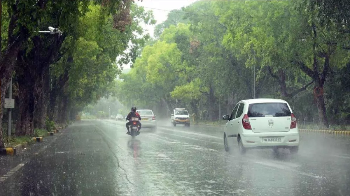 रतनपुर में बारिश की रफ्तार तेज़ अगले तीन दिन गरज बौछार और तूफ़ानी हवाओं से भरा रहेगा मौसम 28 रतनपुर में मानसूनी बारिश के दौरान सड़कों पर पानी और छाता लिए चलते ग्रामीण