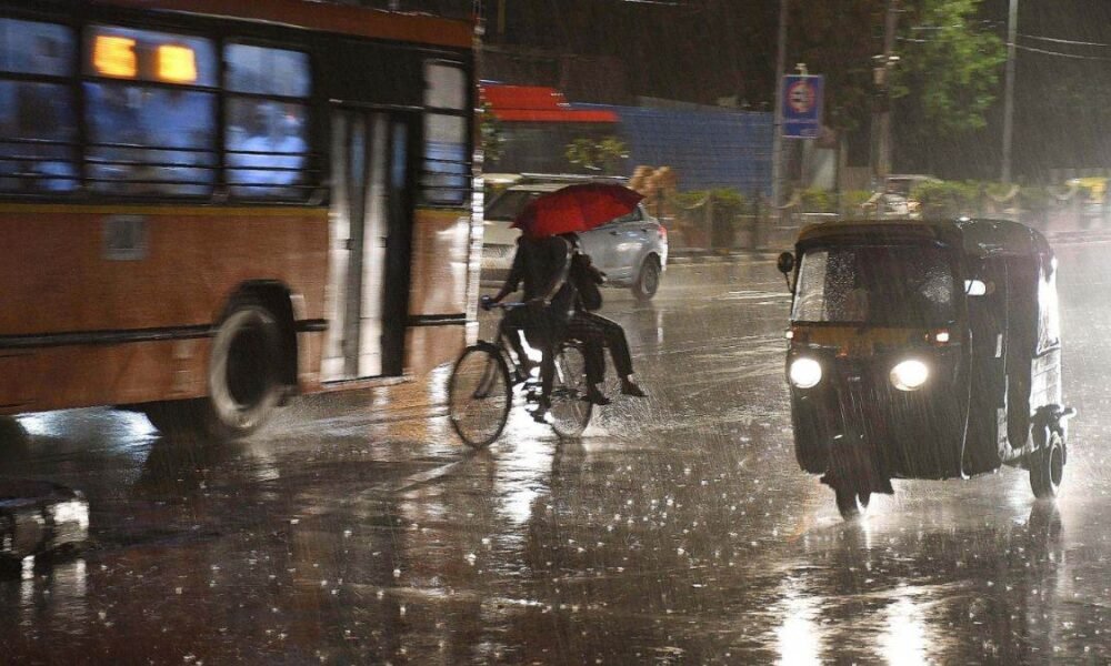 बरेली में बादलों की दस्तक, बारिश के आसार से मौसम हुआ सुहावना (फोटो: Dainik Diary)