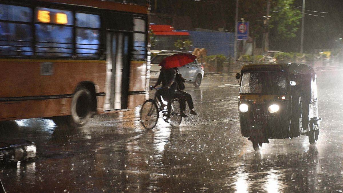बरेली में बादलों की दस्तक, बारिश के आसार से मौसम हुआ सुहावना (फोटो: Dainik Diary)