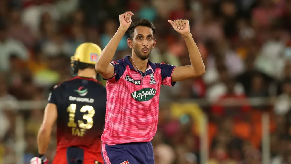 Prasidh Krishna ग्लोवरी आउटफिट में गेंद डालते हुए—IPL 2025 के लिए तैयार।