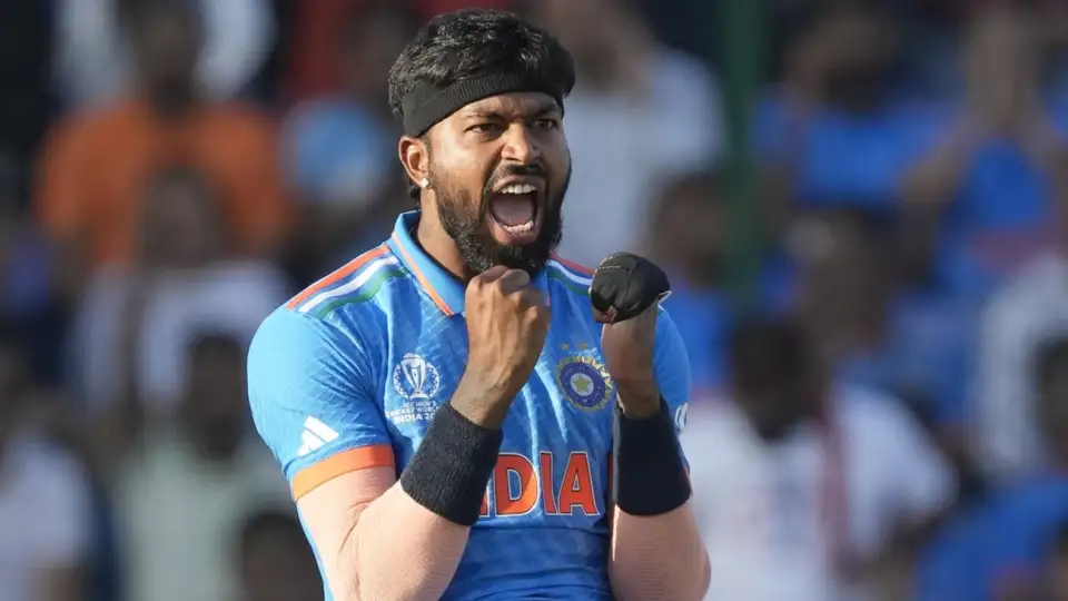 Hardik Pandya अपनी लग्जरी कार कलेक्शन और वडोदरा पेंटहाउस के बाहर।