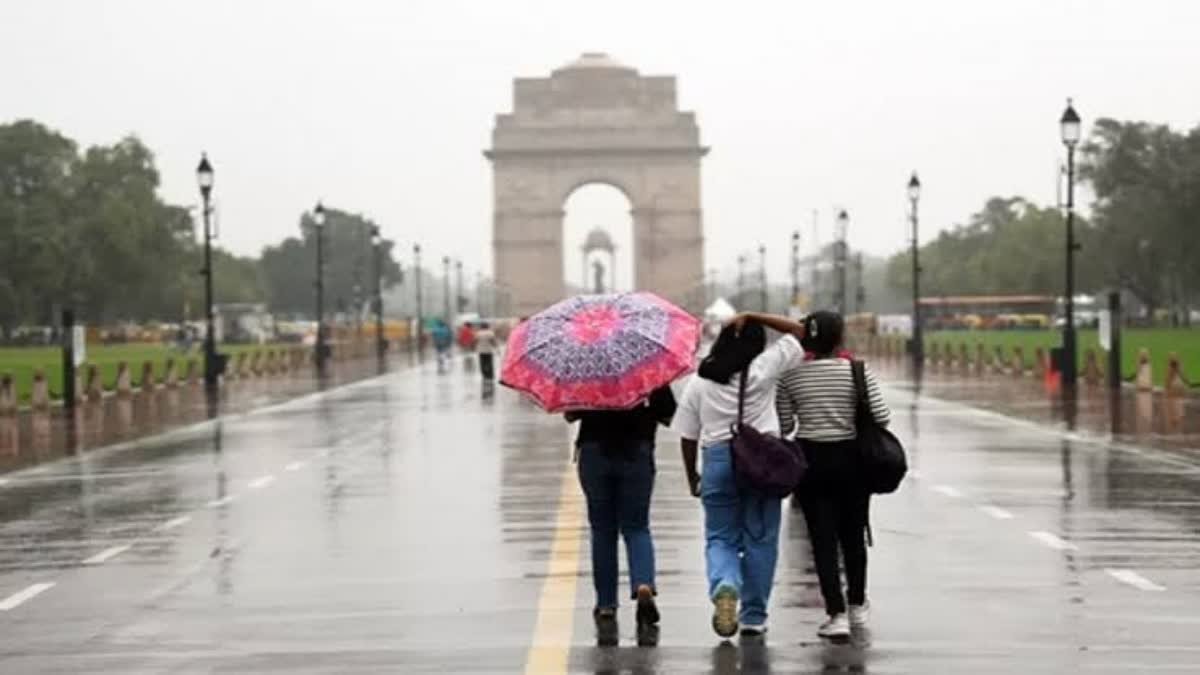 दिल्ली में बदला मौसम का मिजाज, बारिश और ठंडी हवा से मिली राहत (फोटो: Dainik Diary)