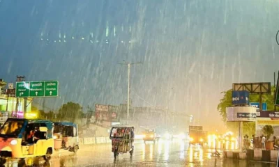 हयातनगर की गलियों में बारिश के दौरान छाता लिए लोग और पानी में डूबी सड़कें
