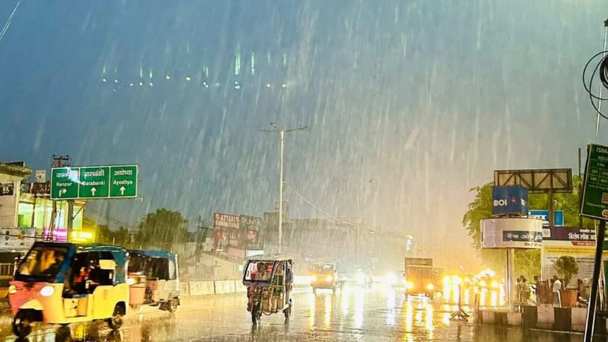 हयातनगर की गलियों में बारिश के दौरान छाता लिए लोग और पानी में डूबी सड़कें
