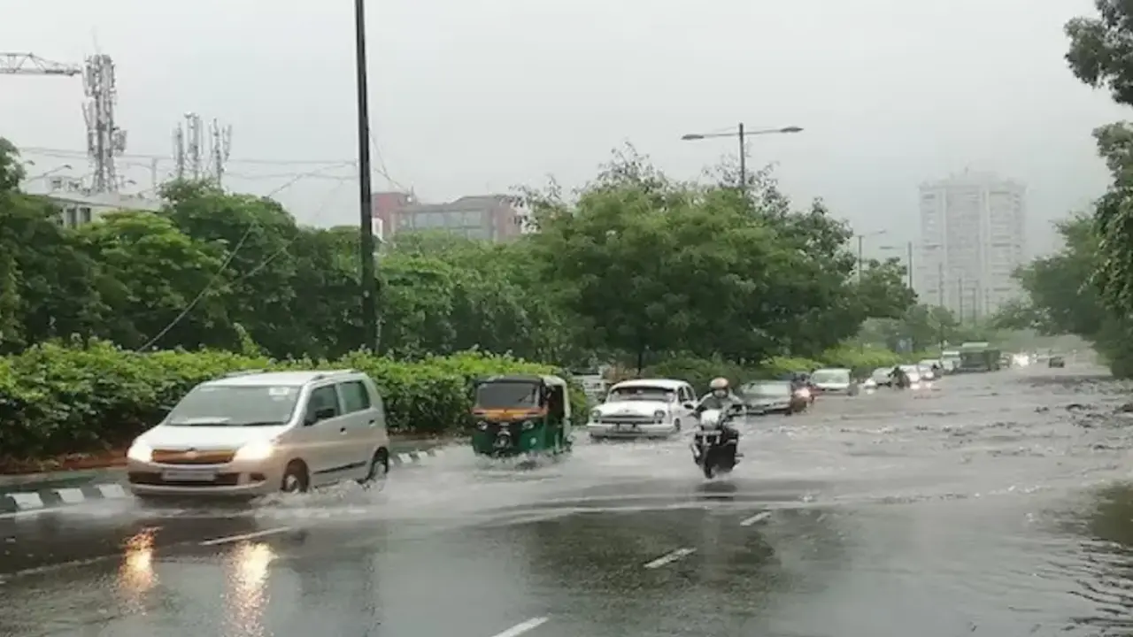 मानसून ट्रफ के उत्तर की ओर खिसकने से बदला मौसम का मिज़ाज, उत्तर भारत में भारी बारिश की संभावना