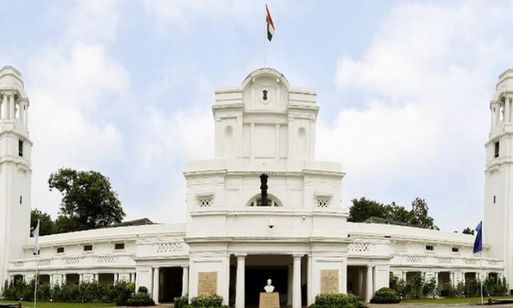 स्कूल असेंबली में छात्रों को देश-दुनिया की ताजा खबरों से अवगत कराती शिक्षिका।