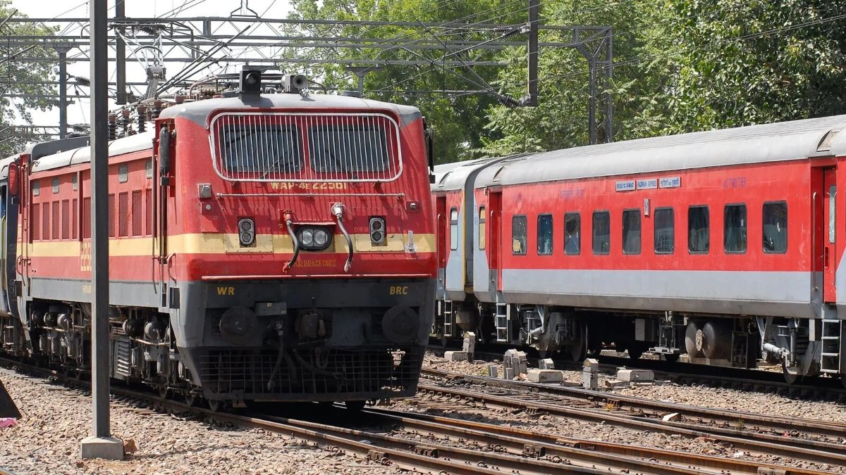 1 जुलाई से बदलेगा सफर का गणित — रेलवे में बढ़े किराये से लंबी दूरी के यात्रियों की जेब पर असर