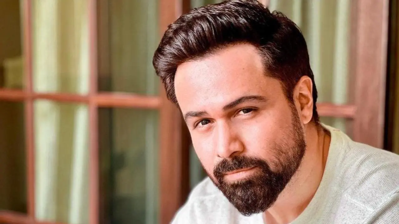 इमरान हाशमी अपने लग्जरी घर के बाहर, जहां से उनकी रियल लाइफ स्टाइल की झलक मिलती है।