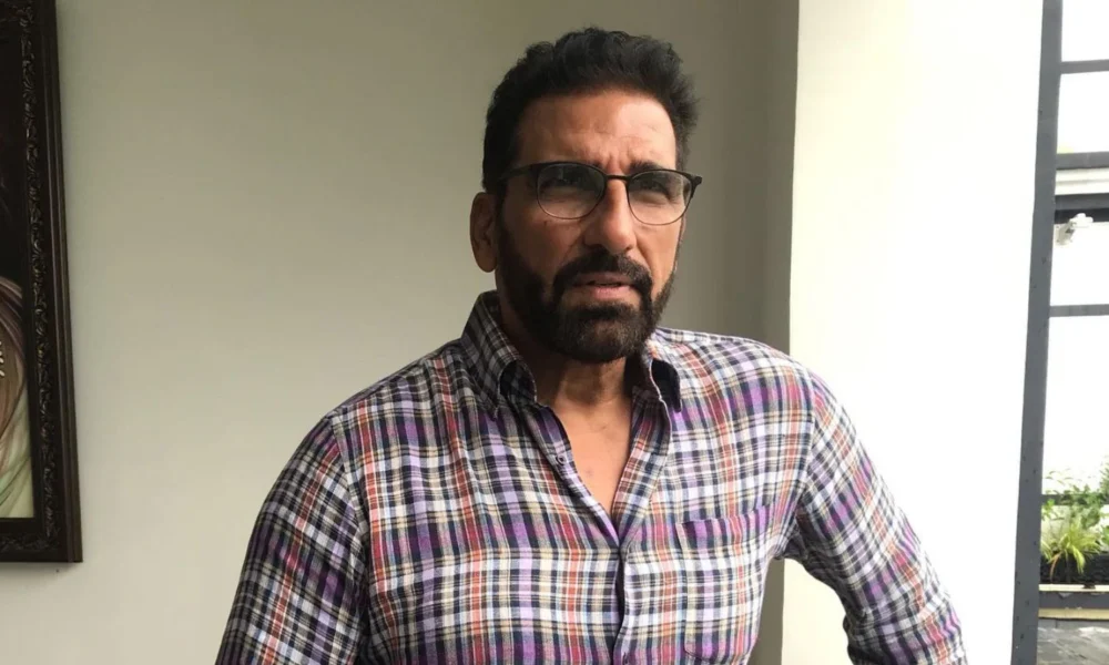 बॉलीवुड के भरोसेमंद विलेन मुकेश ऋषि — जिनकी कमाई 2025 में ₹45 करोड़ के करीब पहुंची