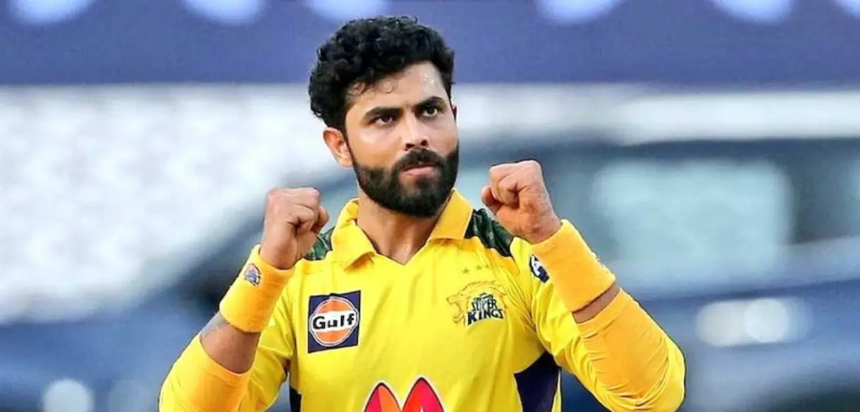 Ravindra Jadeja Net Worth 2025 — करियर सैलरी जीवनी और अन्य महत्वपूर्ण बातें 28 Sir Jadeja मैच के दौरान अपना प्रसिद्ध स्लिंग‑थ्रो फील्डिंग स्टाइल दिखाते हुए।