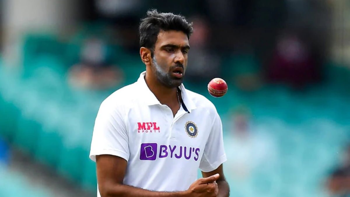 Ravichandran Ashwin रणनीति बनाते हुए — IPL 2025 में Chennai Super Kings की वापसी।