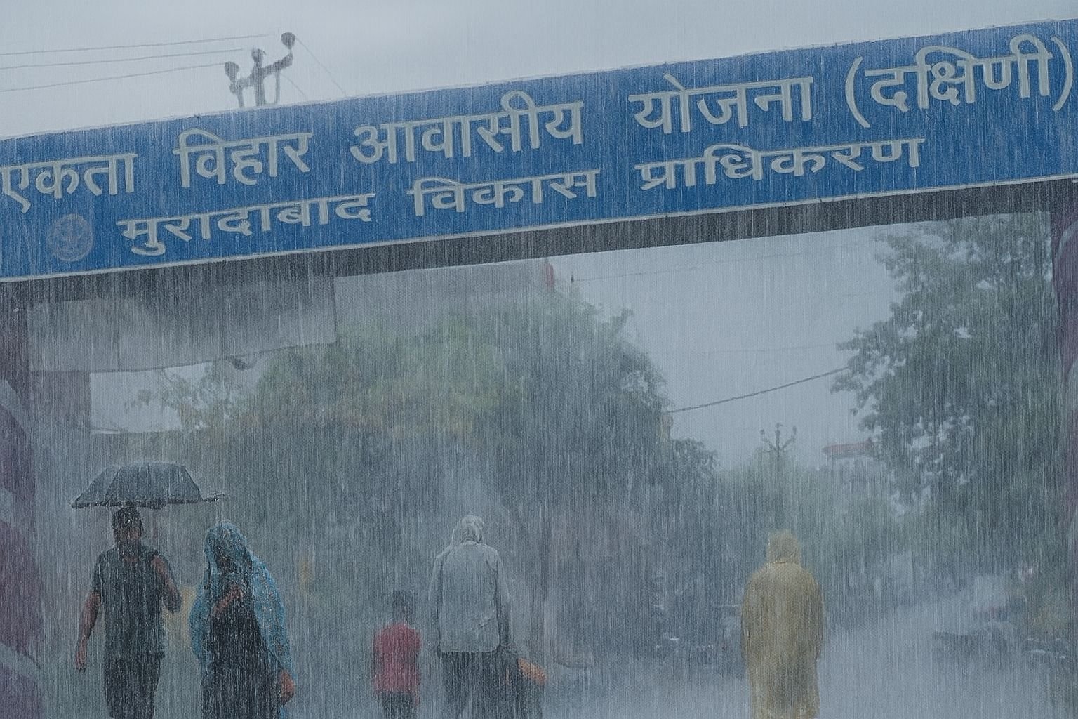 एकता विहार (मुरादाबाद) में बारिश के बाद कीचड़ से भरी गलियां और छाता लिए लोग