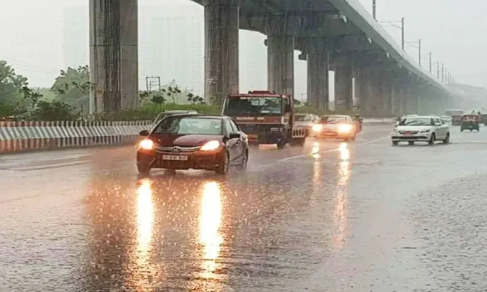 गजरौला में बारिश के दौरान जलभराव और तेज़ हवाओं से बचने की कोशिश करते लोग
