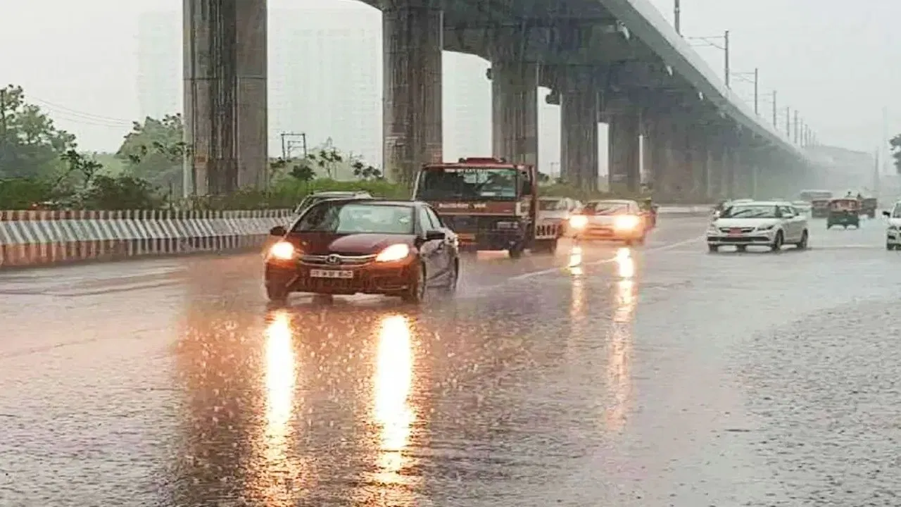 गजरौला में बारिश के दौरान जलभराव और तेज़ हवाओं से बचने की कोशिश करते लोग