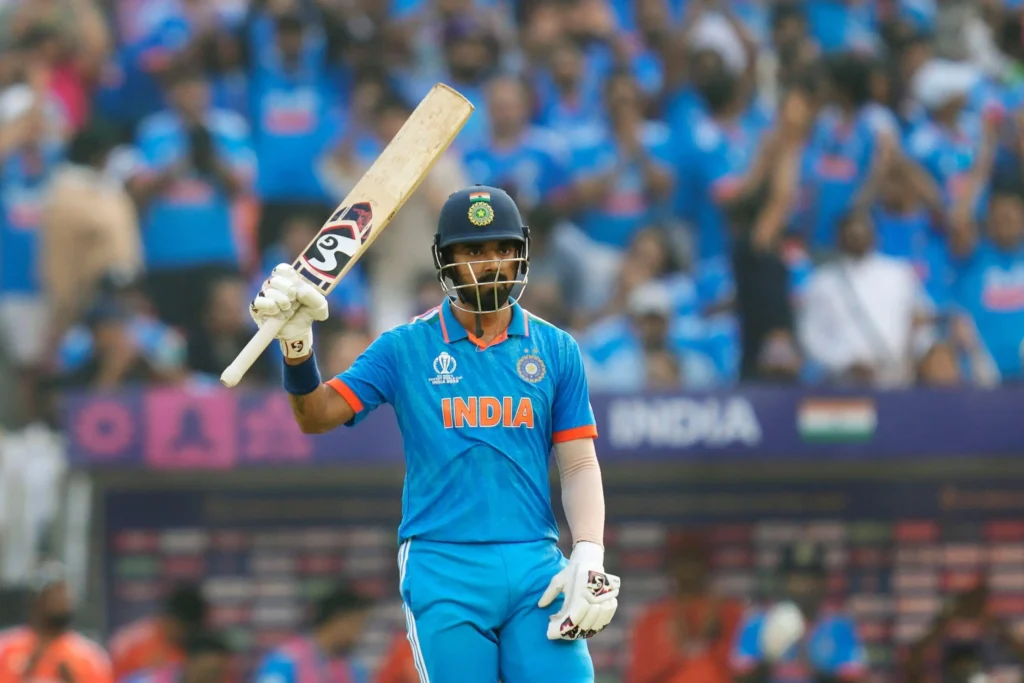 KL Rahul फील्ड पर शानदार खेलते हुए — उनके आत्मविश्वास और स्टाइल की झलक।