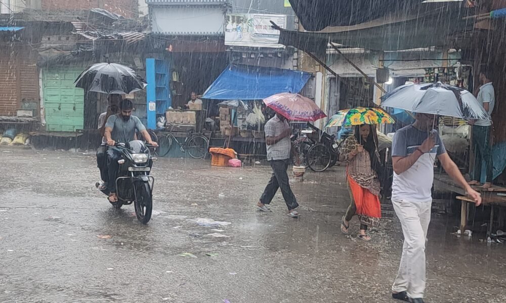 संभल में भारी बारिश