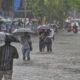 बिलारी की गलियों में बारिश के बाद का दृश्य – भीगी सड़कें और छतरी थामे लोग