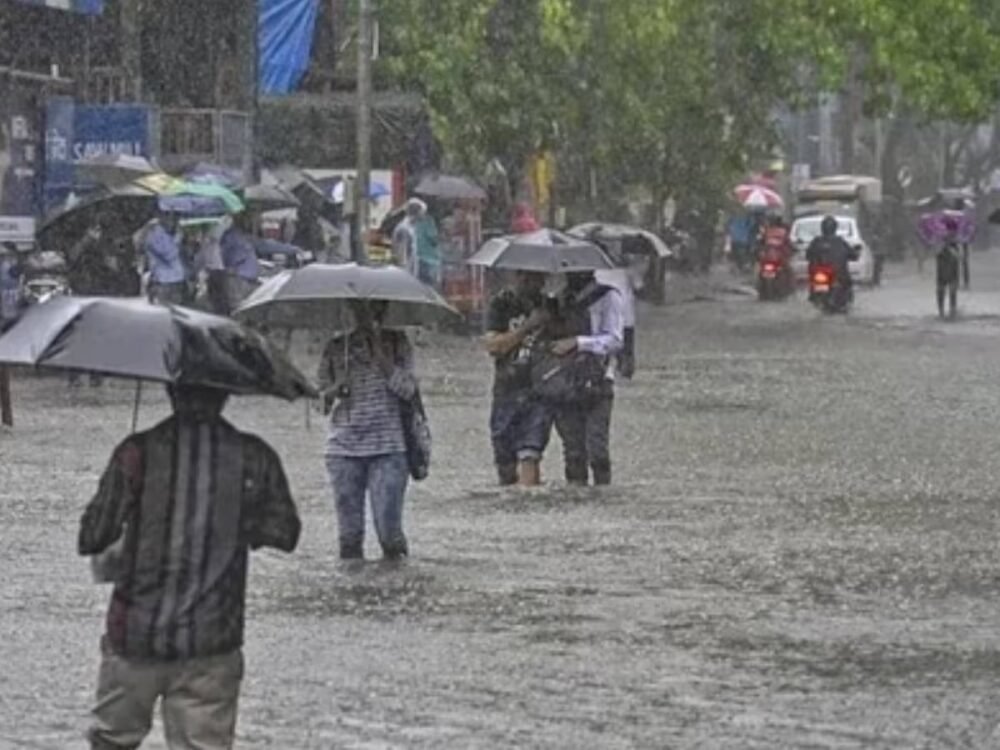 बिलारी की गलियों में बारिश के बाद का दृश्य – भीगी सड़कें और छतरी थामे लोग