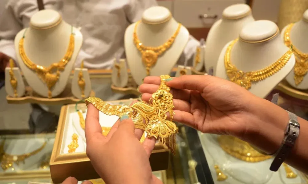 सोने की कीमतों में गिरावट के बाद सर्राफा बाजारों में दिखी हलचल।