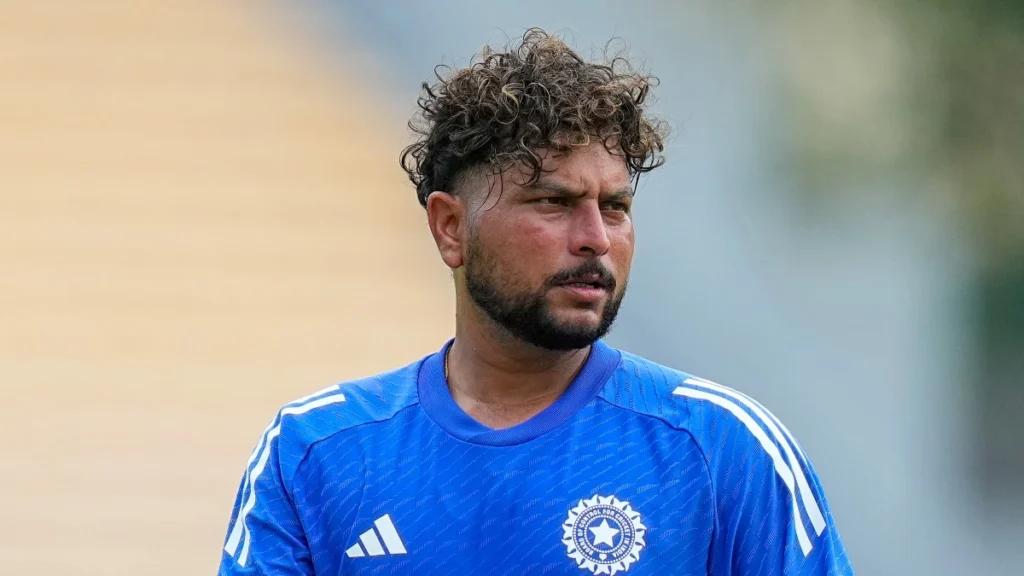 “Chinaman गेंदबाज Kuldeep Yadav मैदान पर गेंदबाजी करते समय।”