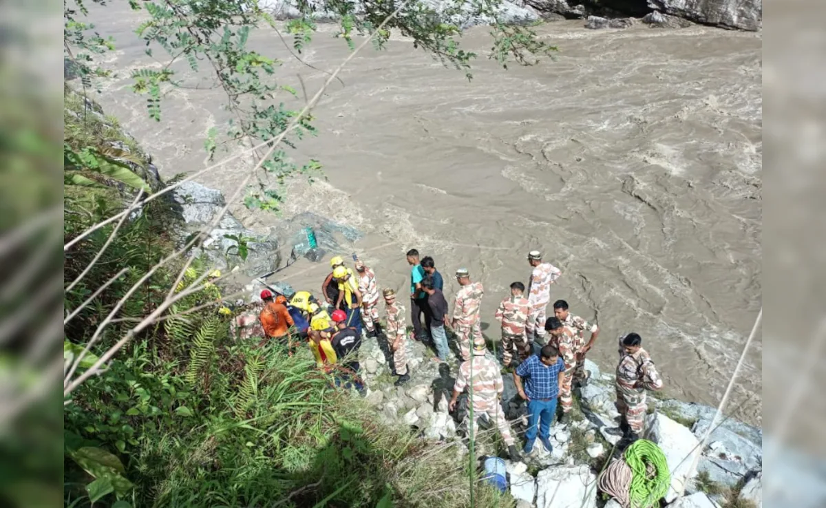 घोलतीर हादसे के बाद रेस्क्यू अभियान में जुटी टीम, बारिश और तेज बहाव बना बड़ी चुनौती