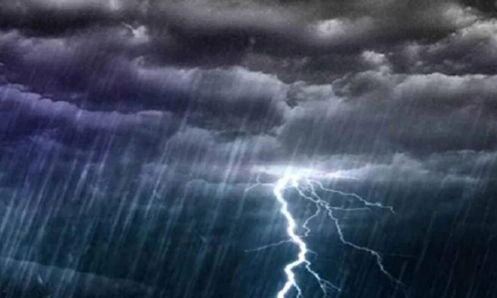 मिर्जापुर में बदला मौसम का मिजाज, बारिश की संभावना के बीच बढ़ा ठंडक का एहसास (फोटो: Dainik Diary)