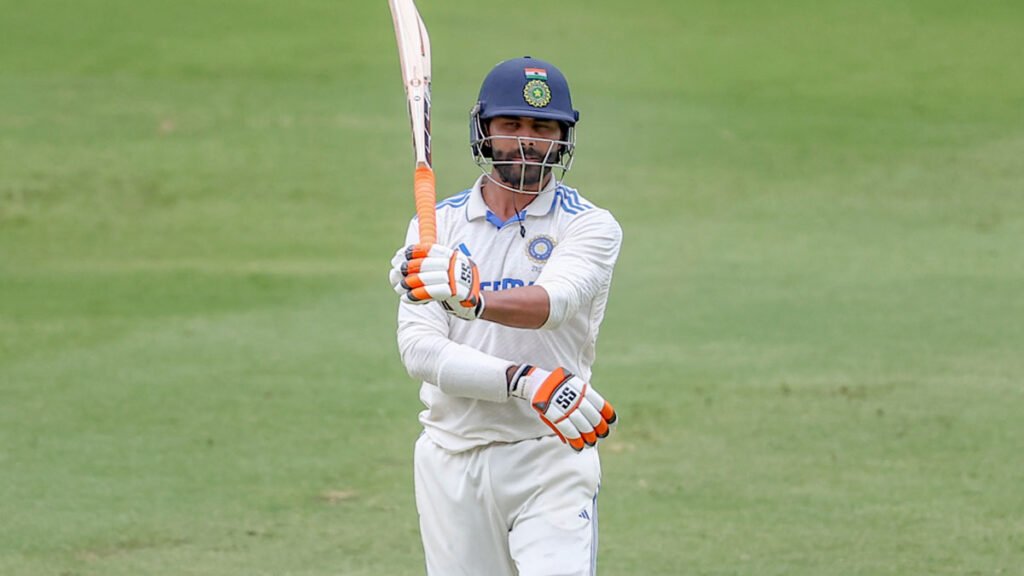 Ravindra Jadeja Net Worth 2025 — करियर सैलरी जीवनी और अन्य महत्वपूर्ण बातें 29 Sir Jadeja मैच के दौरान अपना प्रसिद्ध स्लिंग‑थ्रो फील्डिंग स्टाइल दिखाते हुए।