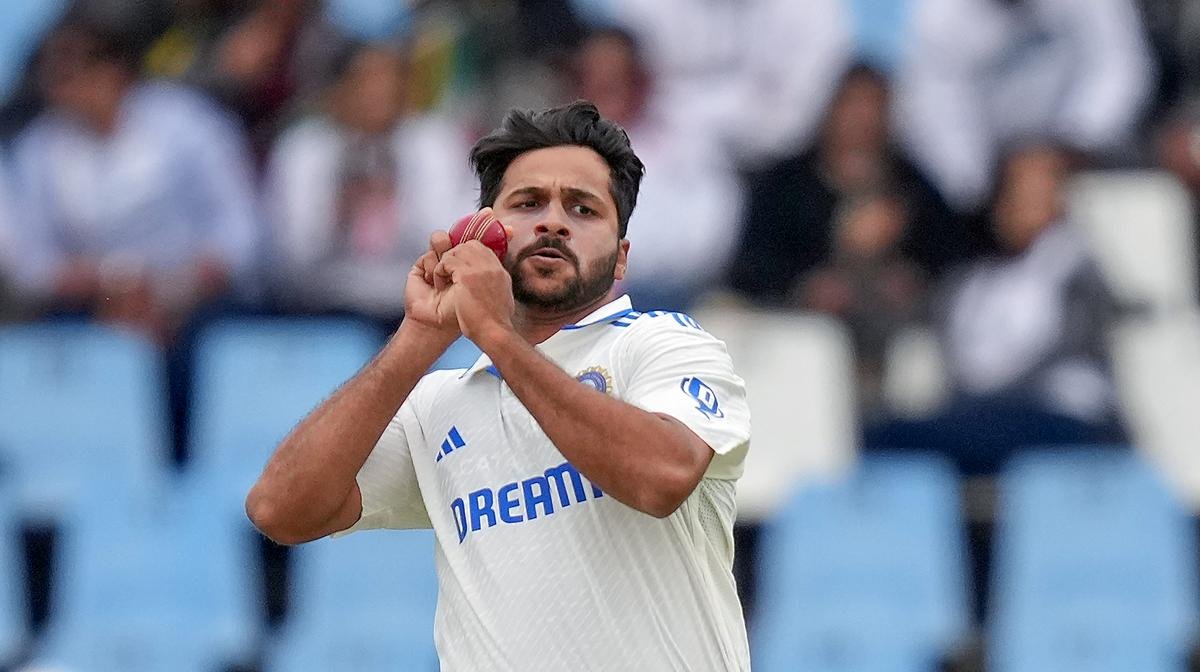 Shardul Thakur – तेज़ गेंदबाजी करते हुए Palghar Express नाम से मशहूर खिलाड़ी।