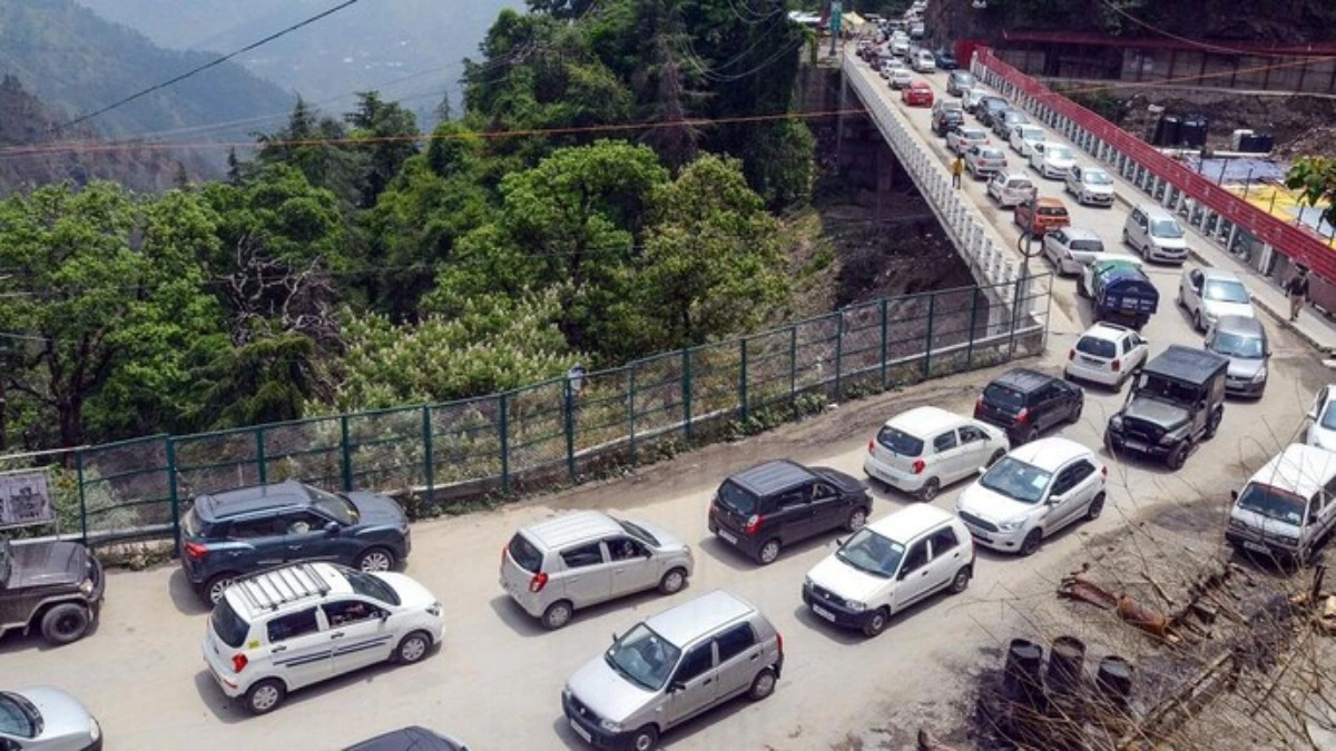 दिल्ली की गर्मी से पहाड़ों पर भीड़, मसूरी-लैंडौर में ट्रैफिक जाम और कटते पेड़
