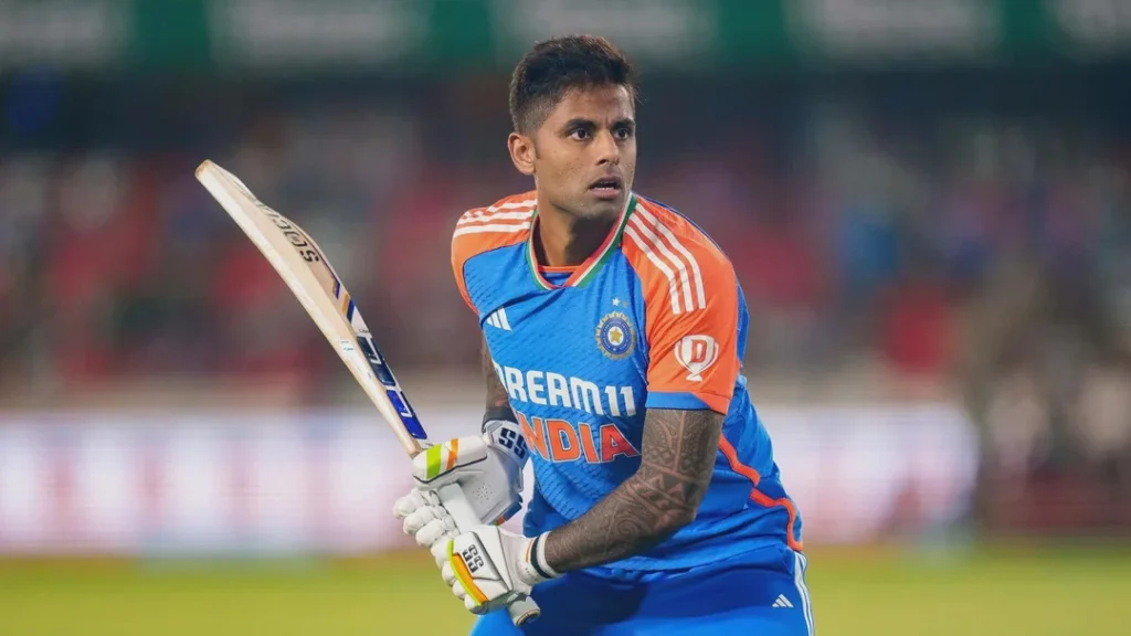 Mr. 360° Suryakumar Yadav मैदान पर फील्डिंग करते हुए IPL 2025 में एक्शन मोड में।