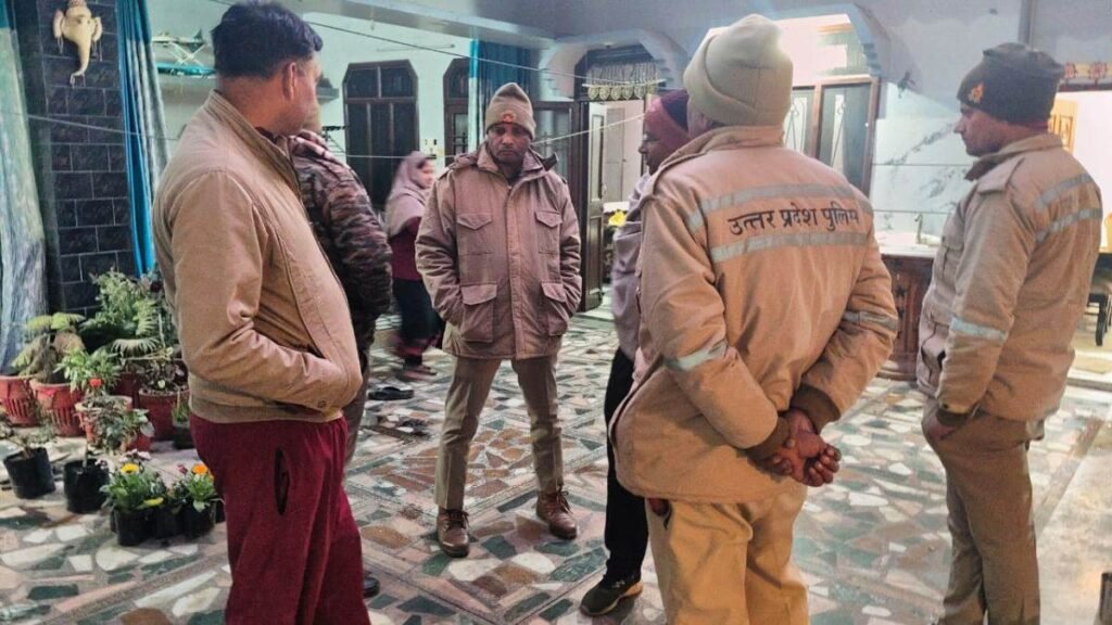 रामपुर में घर के अंदर घुसे नकाबपोश डकैत पूरे परिवार को बंधक बनाकर ले उड़े 20 लाख के गहने और नकदी 28 Rampur Robbery: Armed Dacoits Loot 20 Lakh, Family Held Hostage in Barkheda
