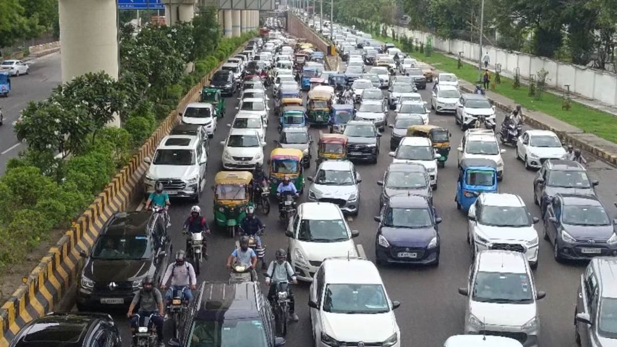 Old Vehicles Ban in Noida & Ghaziabad from November 1 | Petrol-Diesel Halt for 10+ Year Cars