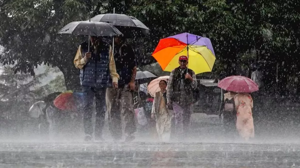 अमरोहा में काले बादलों की घेराबंदी और सड़कों पर गिरती फुहारें — मानसून की पहली दस्तक