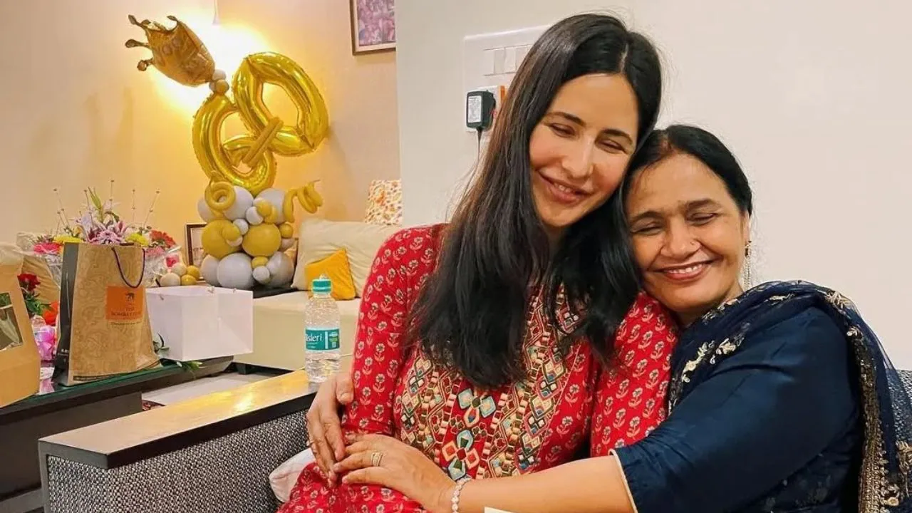 7 Powerful Beauty Secrets Katrina Kaif ने 42 की उम्र में किए शेयर – 'Vicky की मम्मी का तेल ज़िंदगी बदल देगा' 27 Katrina Kaif Reveals Beauty Secrets at 42: Hair Oil by Vicky Kaushal's Mom, Gua Sha Love