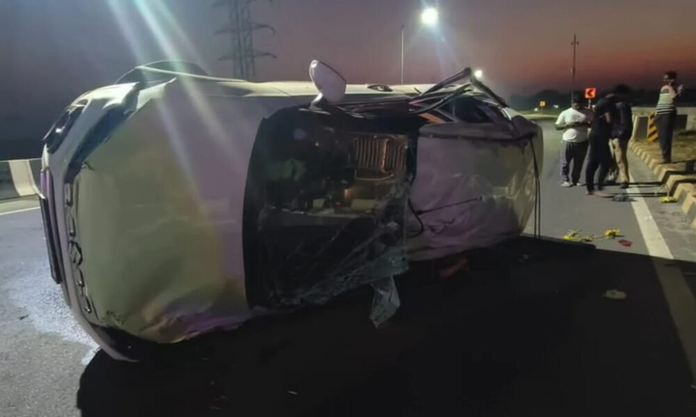 Karnataka Hassan Road Accident: Speeding Car Hits 4 Pedestrians, Shocking CCTV Video Goes Viral