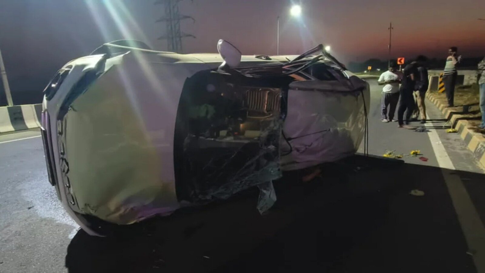 कर्नाटक में बेकाबू कार ने उड़ाए 4 युवक सड़क किनारे खड़ा होना पड़ा भारी – दिल दहला देने वाला वीडियो आया सामने 27 Karnataka Hassan Road Accident: Speeding Car Hits 4 Pedestrians, Shocking CCTV Video Goes Viral