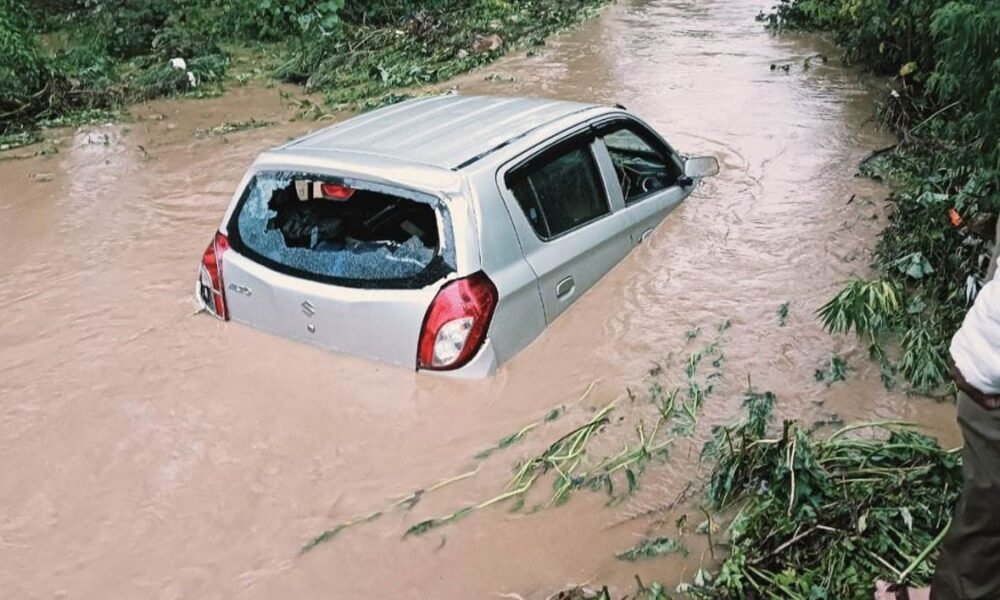 उत्तराखंड के विकासनगर में तेज बहाव में बह गई कार, वायरल वीडियो में दिखी बहादुरी