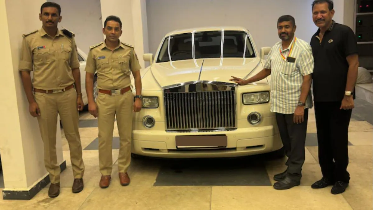 38 लाख का जुर्माना लगा अमिताभ की Phantom और आमिर की Ghost पर जब KGF बाबू निकले असली मालिक 27 Phantom और Ghost कारों पर लगा 38 लाख जुर्माना जब KGF बाबू निकले असली मालिक