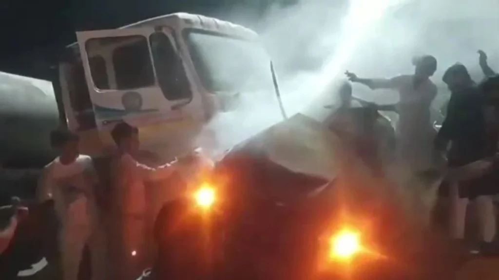 नैनीताल से लौटते वक्त मुरादाबाद में भीषण सड़क हादसा दो युवतियों की दर्दनाक मौत 28 Moradabad Road Accident: ट्रक की टक्कर से दो युवतियों की मौत, दो युवक घायल
