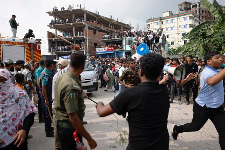 19 लोगों की दर्दनाक मौत ने दहला दिया बांग्लादेश, एयर फोर्स क्रैश ने स्कूल कैंपस को बनाया मौत का मैदान 29 ढाका में हुए इस भयानक क्रैश के बाद जलते स्कूल परिसर का दृश्य, जहां ज़िंदगी अचानक रुक गई।