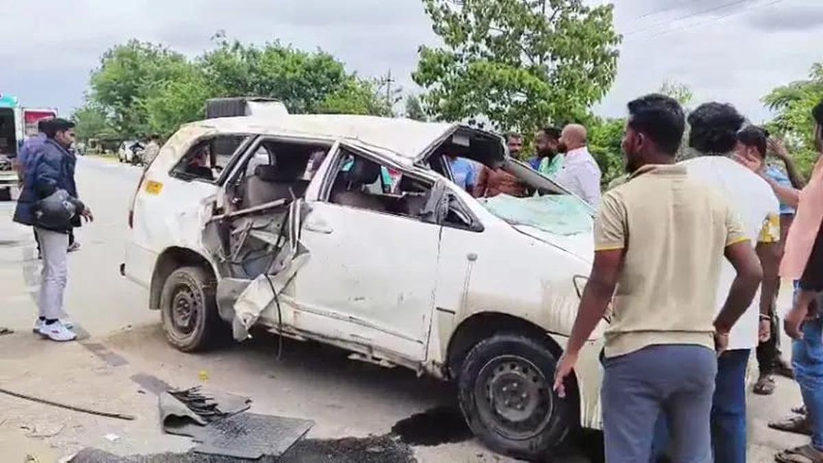 डोड्डबल्लापुर में हादसे के बाद पलटी हुई कार, ग्रामीणों और पुलिस की मदद से किया गया रेस्क्यू
