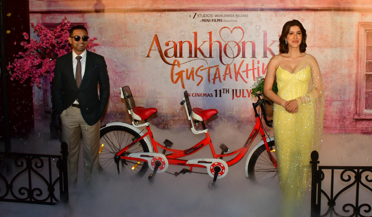“Nepotism Brigade में पहली बार टैलेंट दिखा?” – Aankhon Ki Gustaakhiyan Trailer में Shanaya Kapoor ने फैंस को किया हैरान, Vikrant Massey पर उठे सवाल 27 Aankhon Ki Gustaakhiyan Trailer: Shanaya Kapoor shines, Vikrant Massey’s ‘greasy’ look disappoints fans