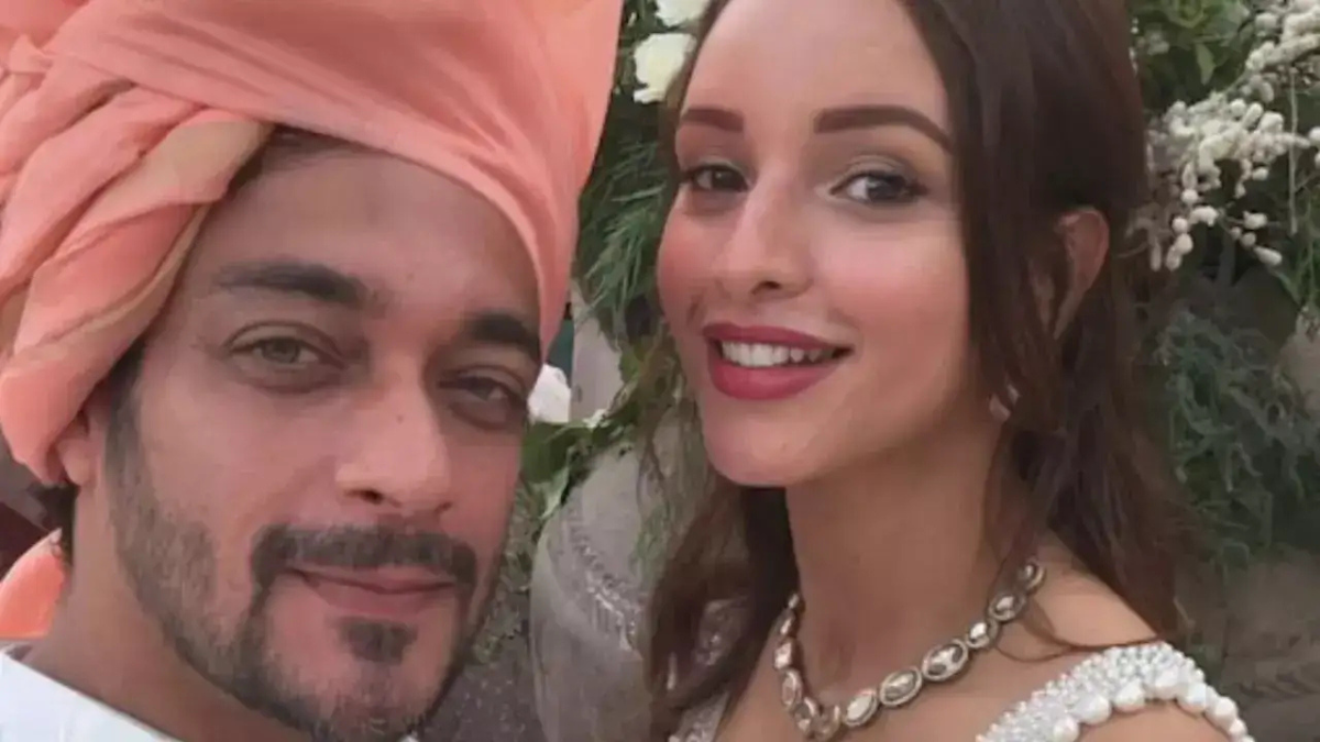 5 वजहें क्यों Triptii Dimri के बॉयफ्रेंड Sam Merchant की हंसी Kartik Aaryan पर बन गई चर्चा का विषय 27 Triptii Dimri के बॉयफ्रेंड Sam Merchant ने Kartik Aaryan के नए लुक को लेकर एक इंस्टाग्राम पोस्ट पर हंसी वाला कमेंट किया, जो इंटरनेट पर चर्चा का विषय बन गया है।