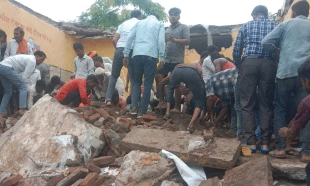 स्कूल की छत गिरने से प्रिया की मौत, गांव वालों ने मीना मैडम पर लगाया लापरवाही का आरोप