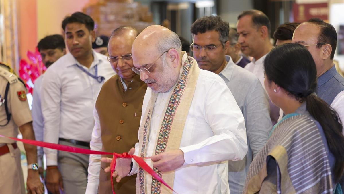 आज़ादी के बाद सबसे बड़ा सुधार नए आपराधिक कानूनों पर बोले अमित शाह अब न्याय प्रणाली होगी तेज पारदर्शी और नागरिक केंद्रित 28 गृह मंत्री अमित शाह 'न्याय व्यवस्था में विश्वास के स्वर्ण वर्ष' कार्यक्रम में — बोले, "अब हर FIR का होगा असर, दोषियों को नहीं मिलेगी राहत"