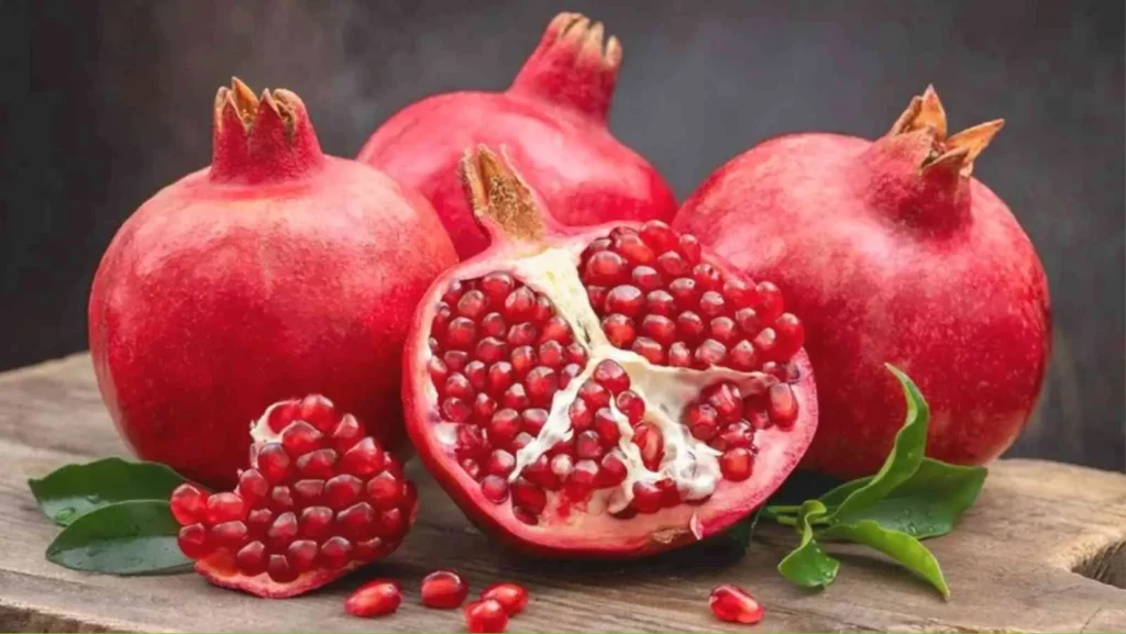 50 की उम्र के बाद भी जवान दिखना है तो ये 5 फल आपके Beauty सीक्रेट बन सकते हैं 28 Top 5 Fruits to Boost Beauty After 50 Naturally