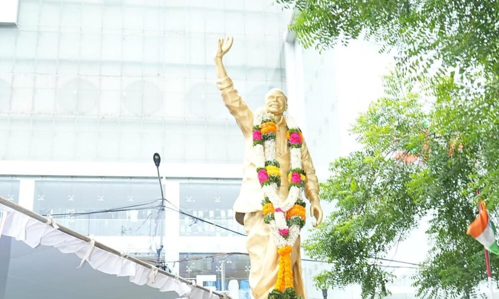 Telangana Congress leaders pay emotional tribute to YSR on birth anniversary