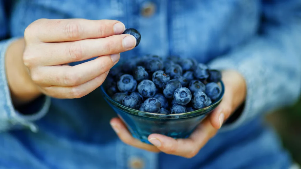 50 की उम्र के बाद भी जवान दिखना है तो ये 5 फल आपके Beauty सीक्रेट बन सकते हैं 31 Blueberry